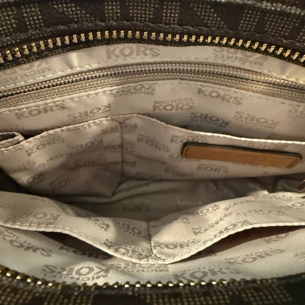 Michael Kors Hamilton Traveler Monogram Crossbody Bag NWOT - Picture 10 of 14